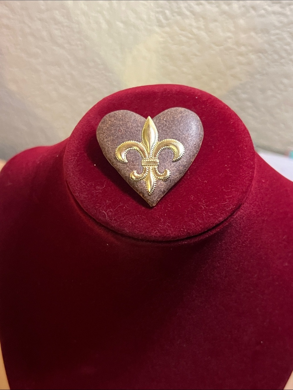 Gold tone Fluer de Lis adorned heart ♥️ Brooch handmade
